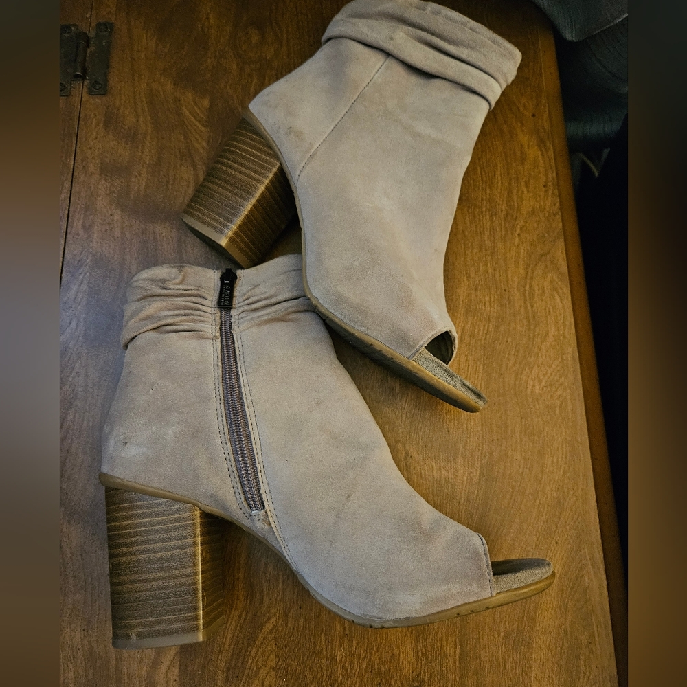 4/$20- peep toe neutral booties